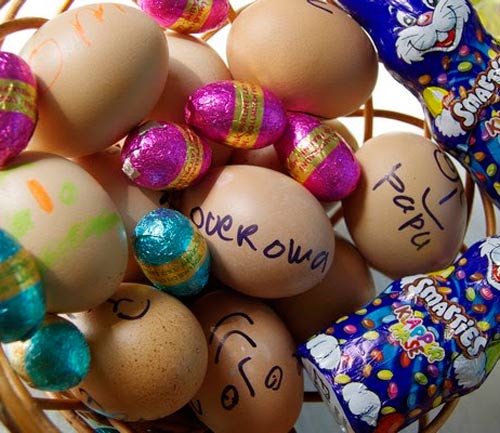 eieren kleuren met Pasen 